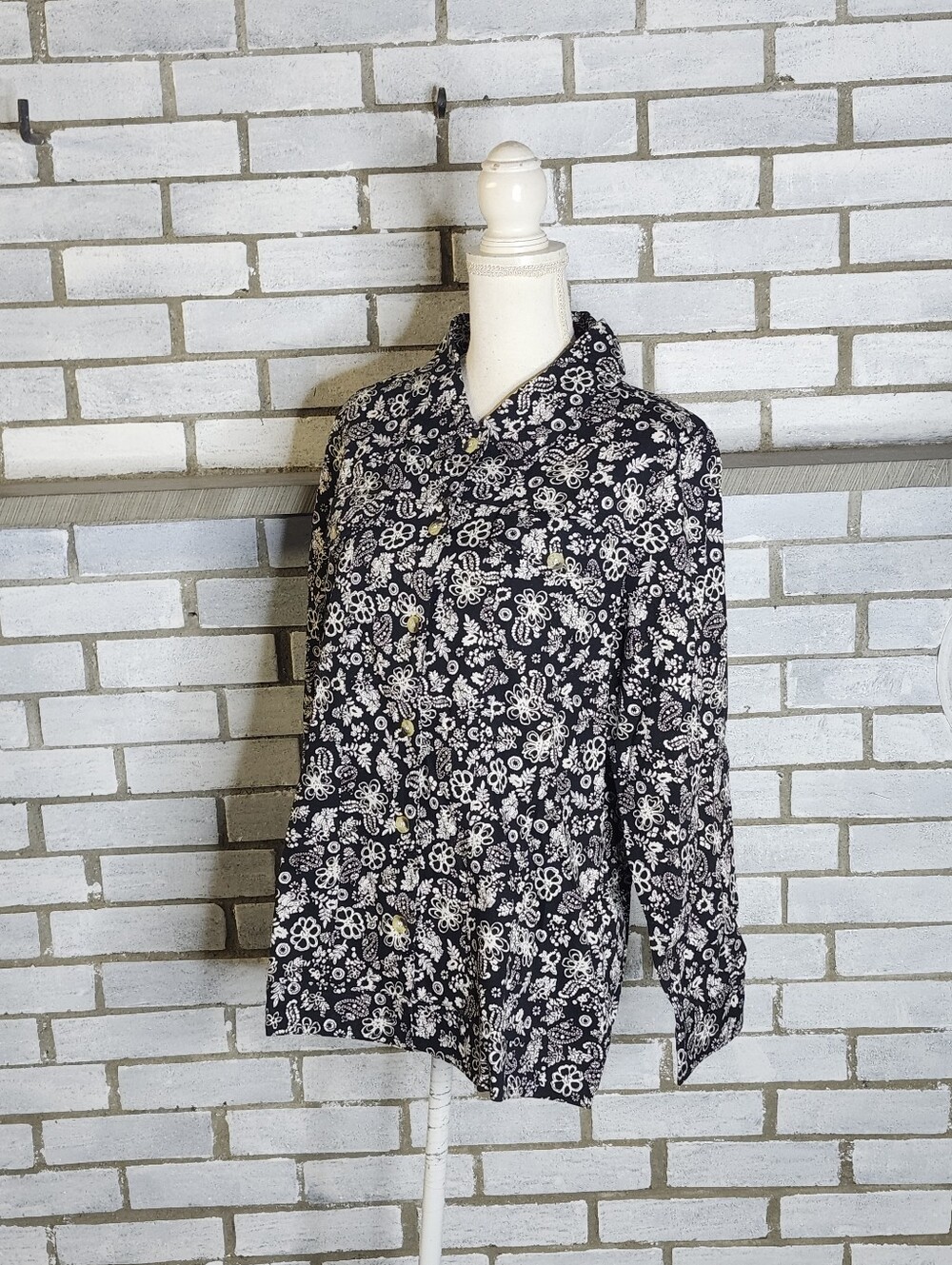 • Country Store Floral Button Up Shirt L Cotton Black White Long Sleeve Top